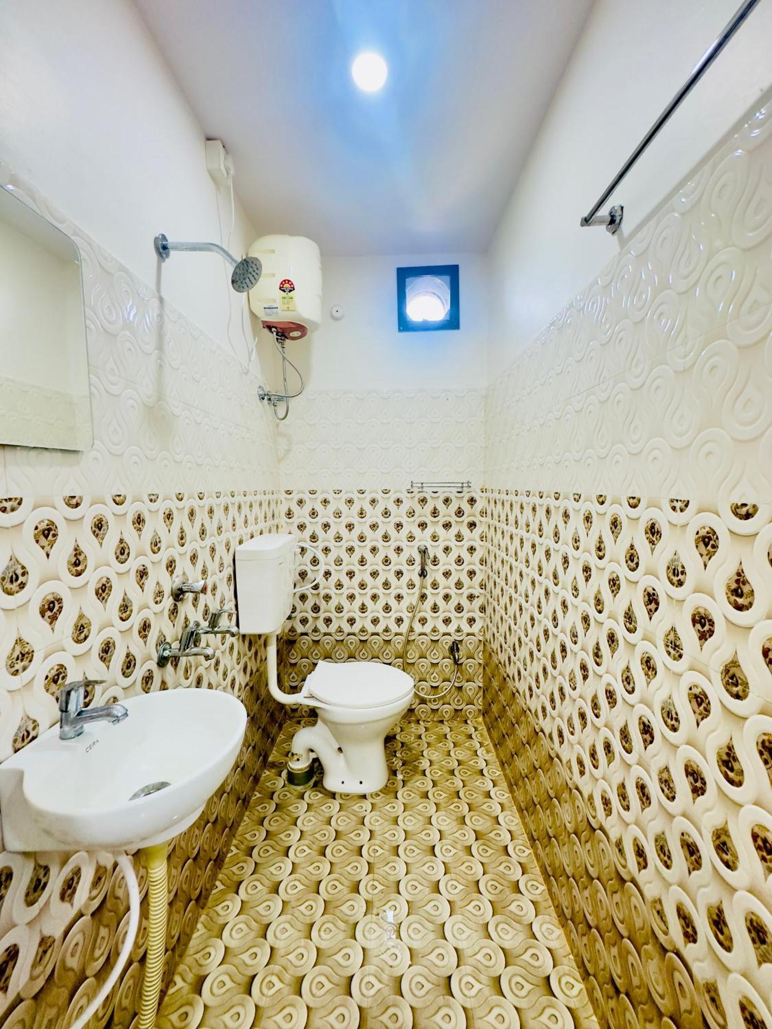 Sketch Family Restaurant & Rooms วิสาขปัตนัม ภายนอก รูปภาพ